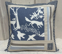 Carregar imagem no visualizador da galeria, Patchwork Kissenhülle, Landhausstil Kissenbezug, blau / creme 40x40cm.
