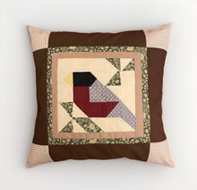Lade das Bild in den Galerie-Viewer, Patchwork Kissenhülle, Landhausstil Kissenbezug, * Vogel *braun/rot/grau 40x40cm
