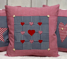 Carregar imagem no visualizador da galeria, Patchwork Kissenhülle, Landhausstil Kissenbezug, rot/blaugrau 40x40cm
