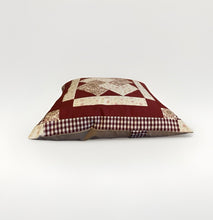 Load image into Gallery viewer, Patchwork Kissenhülle, Landhausstil Kissenbezug, beige/weinrot
