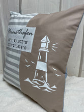 Carregar imagem no visualizador da galeria, Maritimer Kissenbezug personalisiert mit den Koordinaten von deinem Zuhause * Heimathafen * grau/weiß/beige
