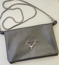 Lade das Bild in den Galerie-Viewer, Handgefertigte Umhängetasche, Handtasche in Silber Kunstleder
