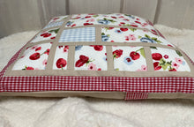 Carregar imagem no visualizador da galeria, Patchwork Kissenhülle, Landhausstil Kissenbezug * rot/beige/blau 40x40cm.

