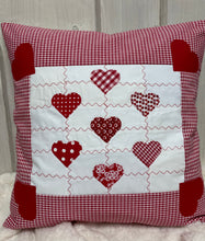 Carregar imagem no visualizador da galeria, Patchwork Kissenhülle, Landhausstil Kissenbezug, rot/weiß 40x40cm.
