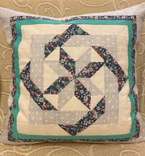 Carregar imagem no visualizador da galeria, Patchwork Kissenhülle, Landhausstil Kissenbezug, türkis/weiß/blau 50x50cm
