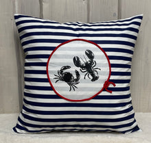 Lade das Bild in den Galerie-Viewer, Maritime Kissenhülle, Kissenbezug, Landhausstil Kissen, Dekokissen * Krebse * blau/weiß gestreift
