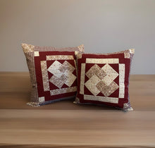 Load image into Gallery viewer, Patchwork Kissenhülle, Landhausstil Kissenbezug, beige/weinrot
