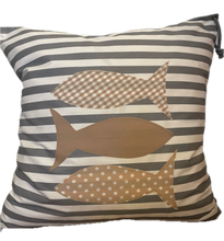 Carregar imagem no visualizador da galeria, Maritime Kissenhülle, Landhausstil Kissenbezug, Dekokissen *Fische* grau/weiß gestreift
