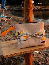 Lade das Bild in den Galerie-Viewer, Handgefertigte Handtasche / Clutch / Kosmetiktasche Zitronen, 27x22cm
