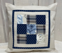 Carregar imagem no visualizador da galeria, Patchwork Kissenhülle, Landhausstil Kissenbezug, blau / creme 40x40cm.
