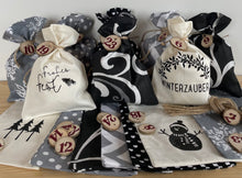 Lade das Bild in den Galerie-Viewer, Adventskalender,Landhausstil Adventskalender zum Befüllen, 24 Säckchen zum Advent, schwarz/grau/creme
