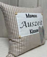 Carregar imagem no visualizador da galeria, Landhausstil Kissenhülle * Kissenbezug * Dekokissen „Mamas Auszeit Kissen“ beige/weiß kariert
