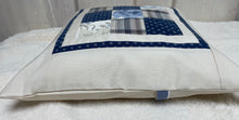Carregar imagem no visualizador da galeria, Patchwork Kissenhülle, Landhausstil Kissenbezug, blau / creme 40x40cm.
