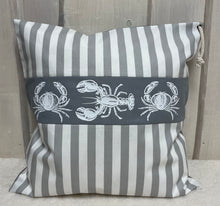 Lade das Bild in den Galerie-Viewer, Maritime Kissenhülle, Kissenbezug, Landhausstil Kissen, Dekokissen Krebse grau/weiß
