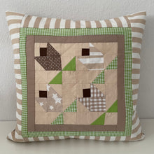 Carregar imagem no visualizador da galeria, Patchwork Kissenhülle, Landhausstil Kissenbezug, beige/grün 40x40cm
