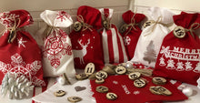 Lade das Bild in den Galerie-Viewer, Adventskalender,Landhausstil Adventskalender zum befüllen, 24 Säckchen zum Advent, Adventskalender Zahlen aus Holz, rot/weiß
