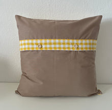 Carregar imagem no visualizador da galeria, Patchwork Kissenhülle, Landhausstil Kissenbezug, grau/gelb/grün/beige 40x40cm
