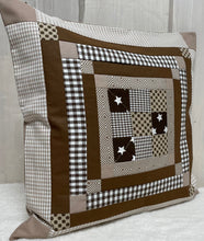 Carregar imagem no visualizador da galeria, Patchwork Kissenhülle, Landhausstil Kissenbezug, beige /braun 40x40cm.
