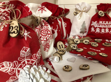 Lade das Bild in den Galerie-Viewer, Adventskalender,Landhausstil Adventskalender zum befüllen, 24 Säckchen zum Advent, Adventskalender Zahlen aus Holz, rot/weiß
