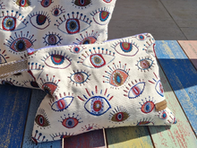 Load image into Gallery viewer, Handgefertigte Kosmetiktasche oder als Handtasche zu nutzen, blau gemustert, 37x25cm
