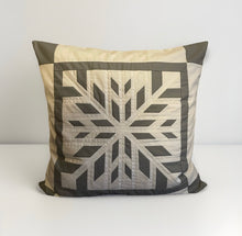 Lade das Bild in den Galerie-Viewer, Patchwork Kissenhülle, Landhausstil Kissenbezug, grau/weiß 50x50cm
