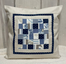 Carregar imagem no visualizador da galeria, Patchwork Kissenhülle, Landhausstil Kissenbezug, blau / creme 40x40cm.

