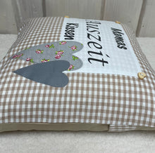Carregar imagem no visualizador da galeria, Landhausstil Kissenhülle * Kissenbezug * Dekokissen „Mamas Auszeit Kissen“ beige/weiß kariert
