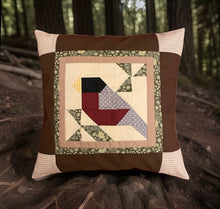 Lade das Bild in den Galerie-Viewer, Patchwork Kissenhülle, Landhausstil Kissenbezug, * Vogel *braun/rot/grau 40x40cm
