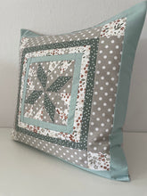 Carregar imagem no visualizador da galeria, Patchwork Kissenhülle, Landhausstil Kissenbezug, mint/beige/weiß 40x40cm.
