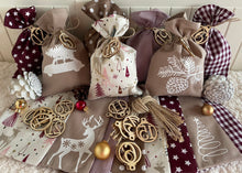 Lade das Bild in den Galerie-Viewer, Adventskalender,Landhausstil Adventskalender zum Befüllen, 24 Säckchen zum Advent , Adventskalender Zahlen aus Holz, rot/beige
