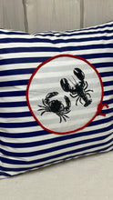 Lade das Bild in den Galerie-Viewer, Maritime Kissenhülle, Kissenbezug, Landhausstil Kissen, Dekokissen * Krebse * blau/weiß gestreift
