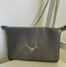 Lade das Bild in den Galerie-Viewer, Handgefertigte Umhängetasche, Handtasche in Silber Kunstleder
