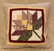 Carregar imagem no visualizador da galeria, Patchwork Kissenhülle, Landhausstil Kissenbezug, beige/creme/rot/grün
