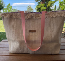 Загрузить изображение в средство просмотра галереи, Handgefertigte Strandtasche in beige, mit einem sehr schönen Innenstoff lila Augen Motiven
