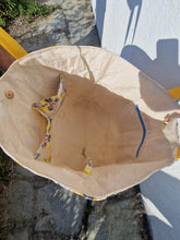 Загрузить изображение в средство просмотра галереи, Große Handgefertigte Strandtasche Lemon aus sommerlicher, wasserabweisender Aussenstoff mit Zitronen der an Italien erinnert.
