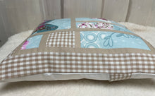 Carregar imagem no visualizador da galeria, Patchwork Kissenhülle, Landhausstil Kissenbezug, blau / beige 40x40cm.
