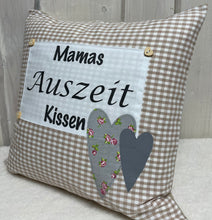 Carregar imagem no visualizador da galeria, Landhausstil Kissenhülle * Kissenbezug * Dekokissen „Mamas Auszeit Kissen“ beige/weiß kariert
