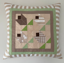 Carregar imagem no visualizador da galeria, Patchwork Kissenhülle, Landhausstil Kissenbezug, beige/grün 40x40cm
