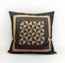 Carregar imagem no visualizador da galeria, Patchwork Kissenhülle, Landhausstil Kissenbezug, grau/beige  50x50cm
