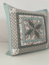 Carregar imagem no visualizador da galeria, Patchwork Kissenhülle, Landhausstil Kissenbezug, mint/beige/weiß 40x40cm.
