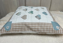 Carregar imagem no visualizador da galeria, Patchwork Kissenhülle, Landhausstil Kissenbezug, mint/beige/weiß 40x40cm.
