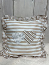 Cargar imagen en el visor de la galería, 1x Landhausstil Kissenhülle * Kissenbezug mit Rüschen  * Dekokissen * Herzen * beige/weiß
