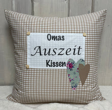 Lade das Bild in den Galerie-Viewer, Landhausstil Kissenhülle * Kissenbezug * Dekokissen „Omas Auszeit Kissen“ beige/weiß kariert
