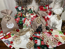 Lade das Bild in den Galerie-Viewer, Adventskalender,Landhausstil Adventskalender zum Befüllen, 24 Säckchen zum Advent , Adventskalender Zahlen aus Holz, rot/beige/grün
