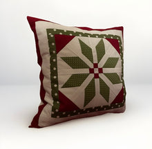 Carregar imagem no visualizador da galeria, Patchwork Kissenhülle, Landhausstil Kissenbezug, rot/grün/weiß 40x40cm
