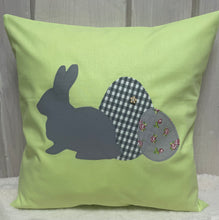 Lade das Bild in den Galerie-Viewer, 1 Landhausstill Kissenhülle, Kissenbezug, Osterkissen,Ostern grün/grau
