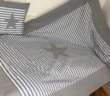 Load image into Gallery viewer, Maritime Patchwork Decke, Tagesdecke, Kinderdecke, Bettüberwurf 130cm x 200cm blau/grau
