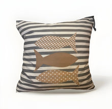 Carregar imagem no visualizador da galeria, Maritime Kissenhülle, Landhausstil Kissenbezug, Dekokissen *Fische* grau/weiß gestreift
