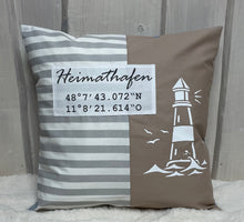 Carregar imagem no visualizador da galeria, Maritimer Kissenbezug personalisiert mit den Koordinaten von deinem Zuhause * Heimathafen * grau/weiß/beige
