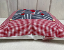 Carregar imagem no visualizador da galeria, Patchwork Kissenhülle, Landhausstil Kissenbezug, rot/blaugrau 40x40cm
